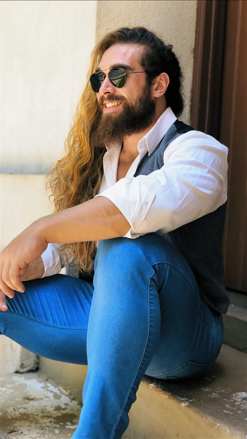 Aron Girardelli sorrindo em ensaio editorial