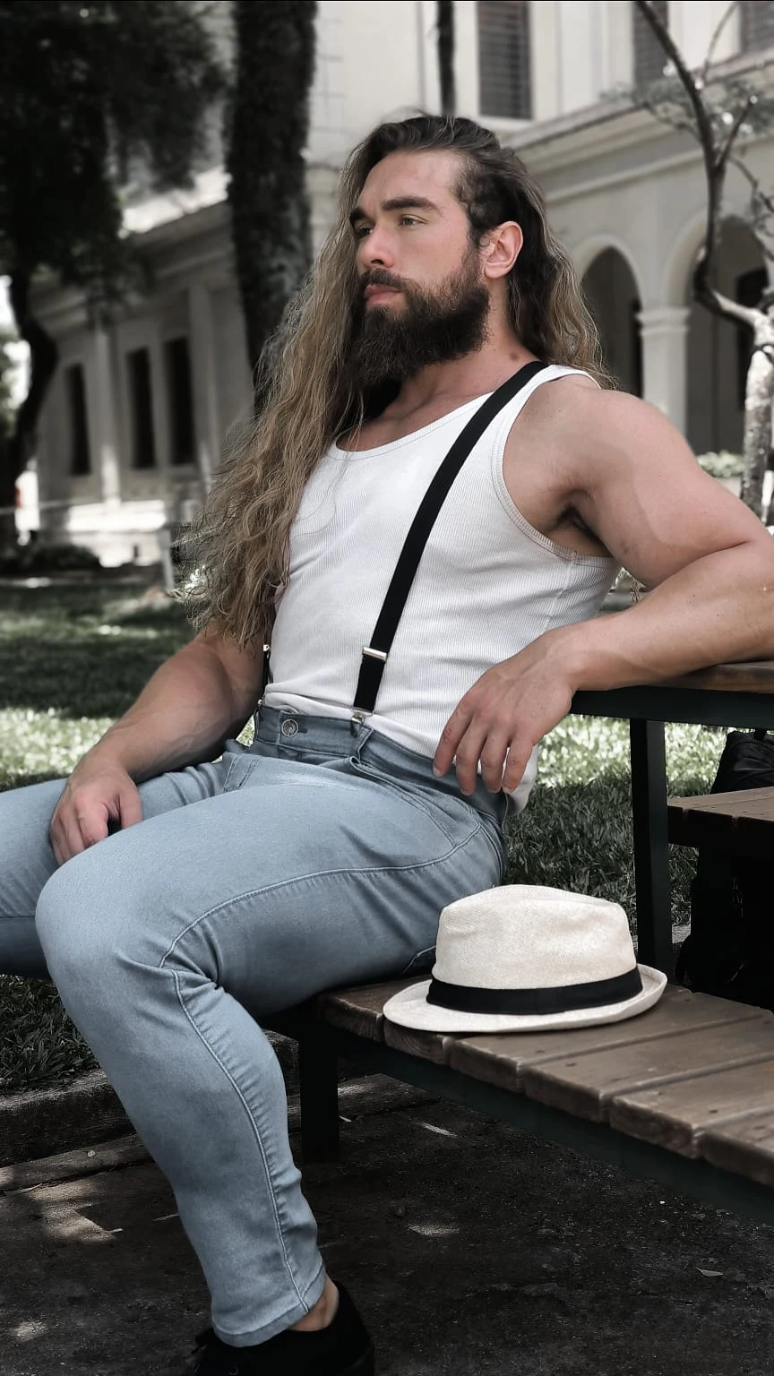 Aron Girardelli sentado em ensaio editorial de lifestyle