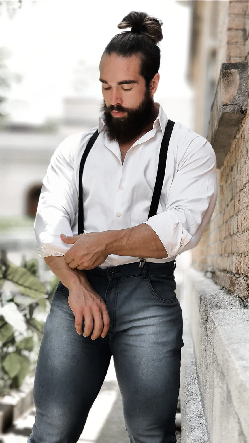 Aron Girardelli ajustando a manga da camisa em ensaio de lifestyle